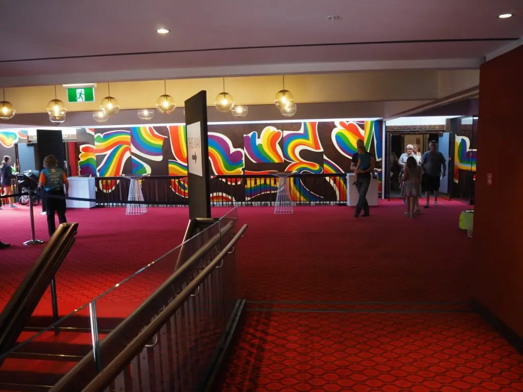 Zinterlock supports large mural